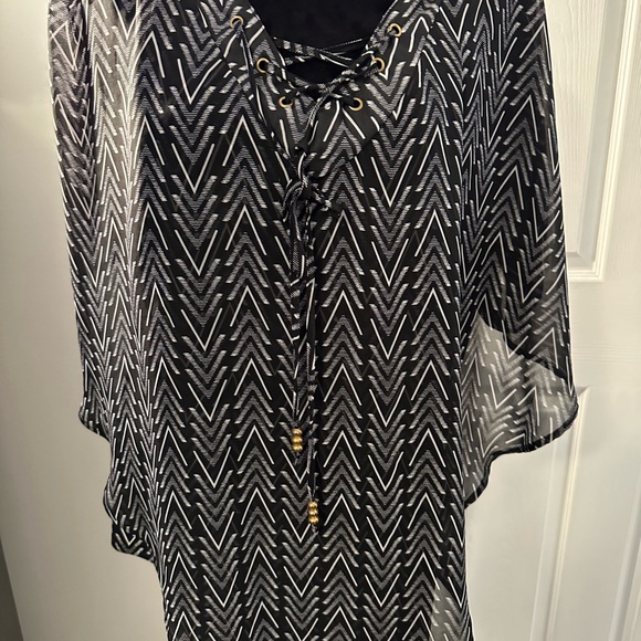 Beautiful Flowing Blouse - Picture 5 of 6